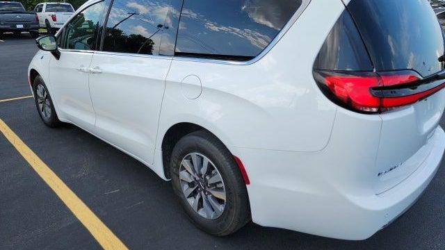 2024 Chrysler Pacifica Plug-In Hybrid Road Tripper