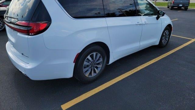 2024 Chrysler Pacifica Plug-In Hybrid Road Tripper