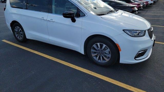 2024 Chrysler Pacifica Plug-In Hybrid Road Tripper