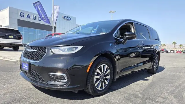 2024 Chrysler Pacifica Plug-In Hybrid S Appearance