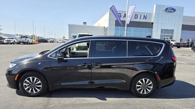 2024 Chrysler Pacifica Plug-In Hybrid S Appearance