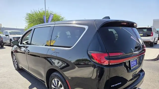 2024 Chrysler Pacifica Plug-In Hybrid S Appearance