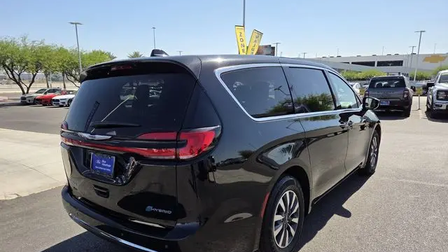 2024 Chrysler Pacifica Plug-In Hybrid S Appearance