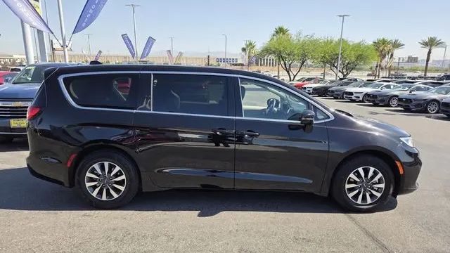 2024 Chrysler Pacifica Plug-In Hybrid S Appearance