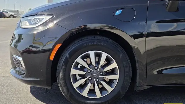 2024 Chrysler Pacifica Plug-In Hybrid S Appearance