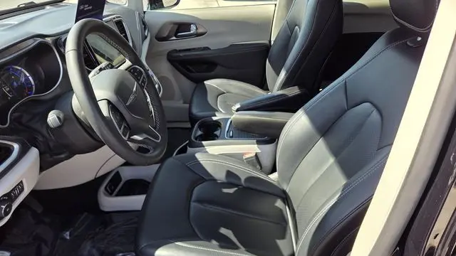 2024 Chrysler Pacifica Plug-In Hybrid S Appearance