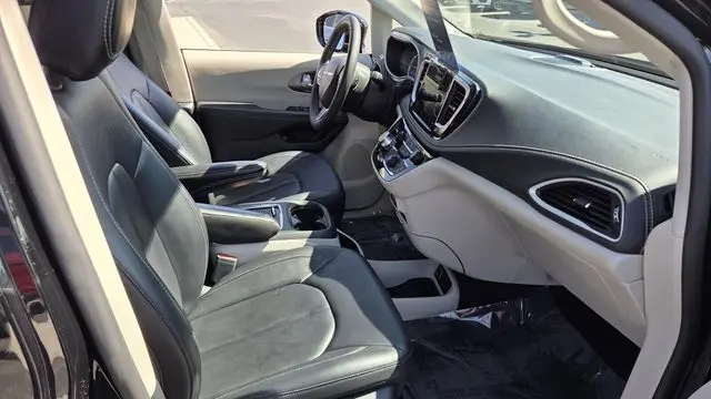 2024 Chrysler Pacifica Plug-In Hybrid S Appearance