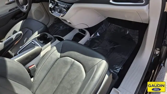 2024 Chrysler Pacifica Plug-In Hybrid S Appearance