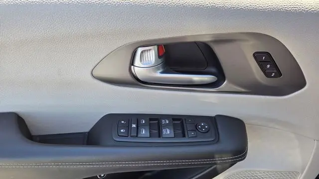 2024 Chrysler Pacifica Plug-In Hybrid S Appearance
