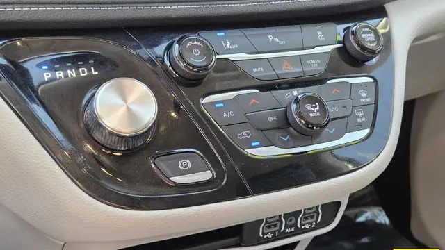 2024 Chrysler Pacifica Plug-In Hybrid S Appearance