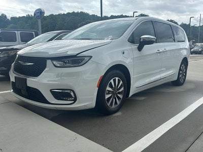 Photo of a 2023 Chrysler Pacifica Plug-In Hybrid Limited 4DR Mini-Van for sale