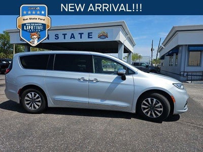 Photo of a 2023 Chrysler Pacifica Plug-In Hybrid Limited 4DR Mini-Van for sale
