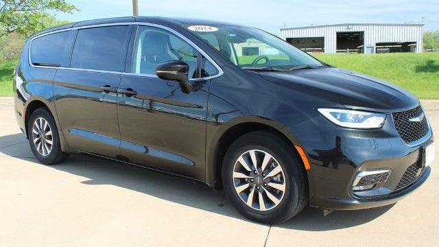 2024 Chrysler Pacifica Plug-In Hybrid Road Tripper