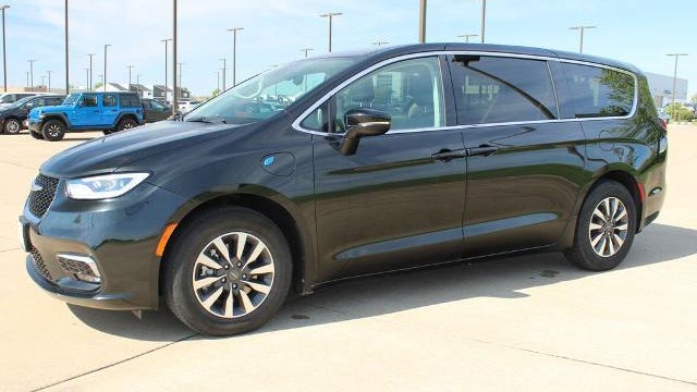 2024 Chrysler Pacifica Plug-In Hybrid Road Tripper