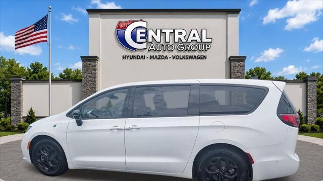 2024 Chrysler Pacifica Plug-In Hybrid S Appearance