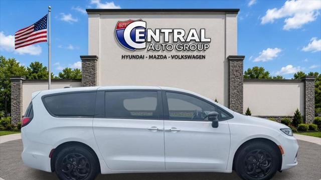 2024 Chrysler Pacifica Plug-In Hybrid S Appearance