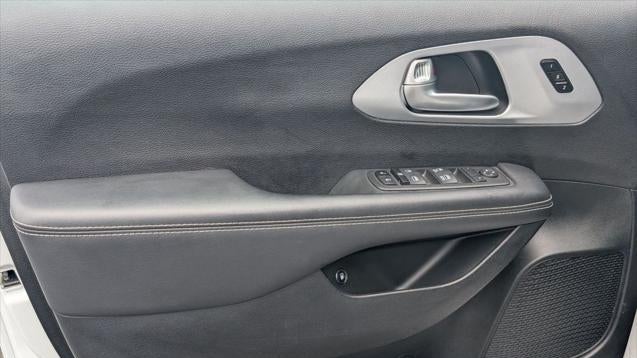 2024 Chrysler Pacifica Plug-In Hybrid S Appearance