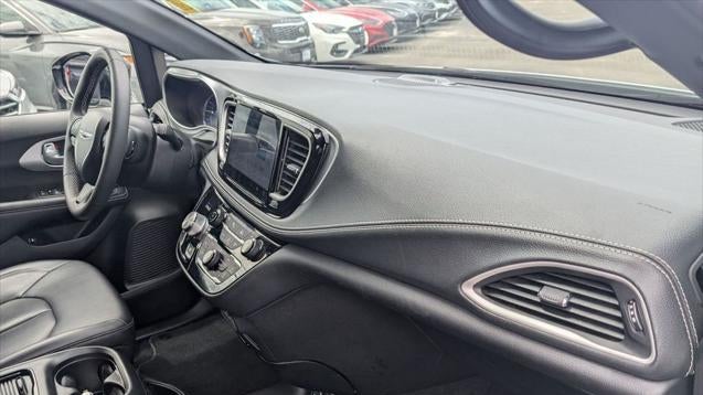 2024 Chrysler Pacifica Plug-In Hybrid S Appearance