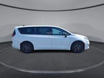 2024 Pacifica Plug-In Hybrid Thumbnail 9