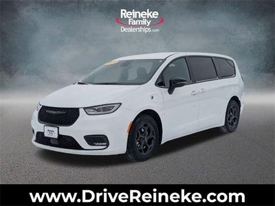 Photo of a 2024 Chrysler Pacifica Plug-In Hybrid Select 4DR Mini-Van for sale