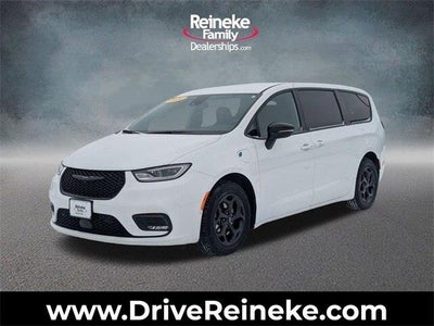Photo of a 2024 Chrysler Pacifica Plug-In Hybrid Select 4DR Mini-Van for sale