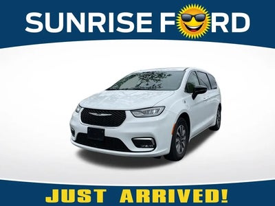 Photo of a 2024 Chrysler Pacifica Plug-In Hybrid Road Tripper 4DR Mini-Van for sale