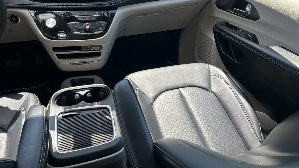 2024 Chrysler Pacifica Plug-In Hybrid Road Tripper