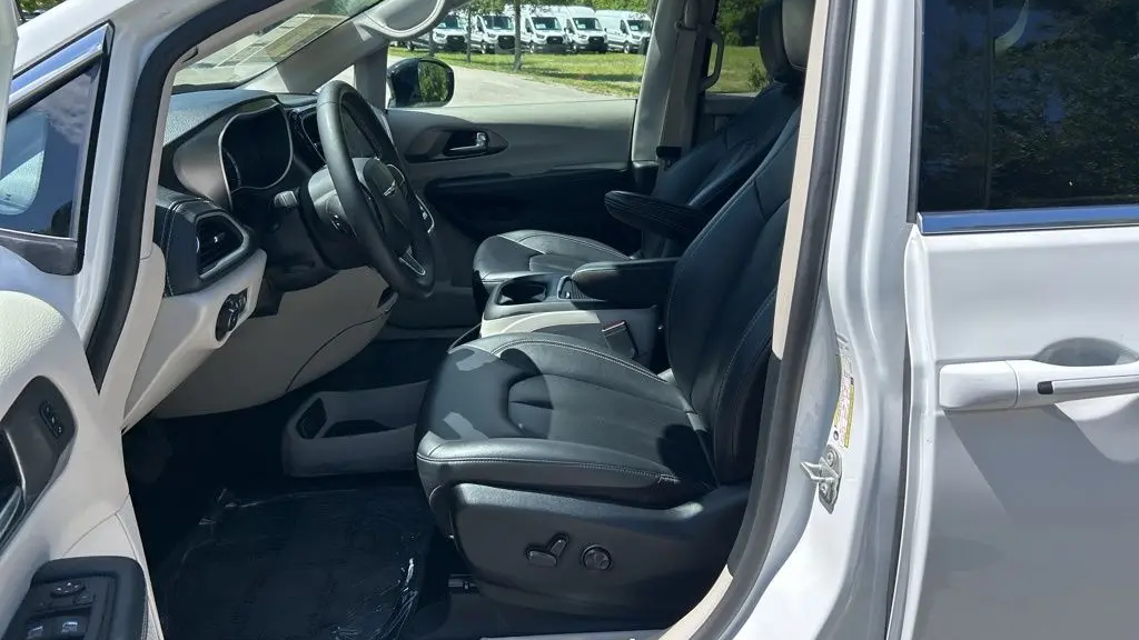 2024 Chrysler Pacifica Plug-In Hybrid Road Tripper
