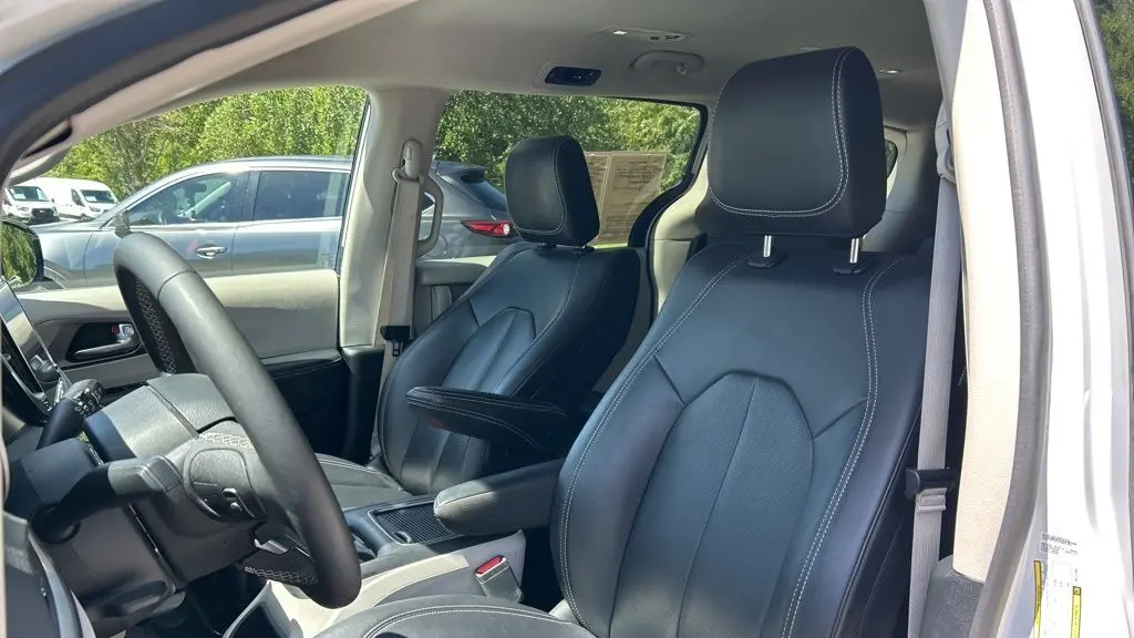 2024 Chrysler Pacifica Plug-In Hybrid Road Tripper