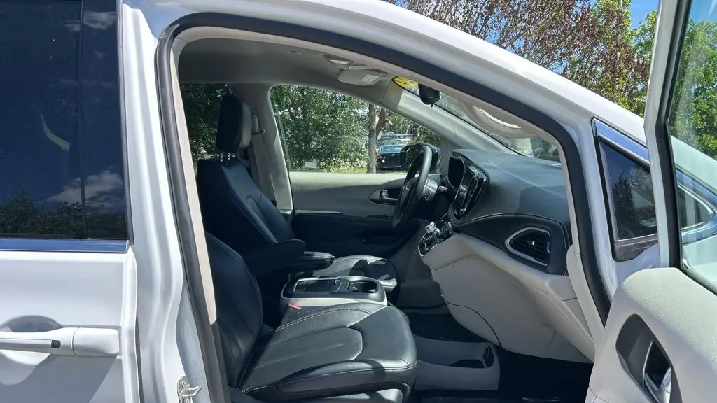 2024 Chrysler Pacifica Plug-In Hybrid Road Tripper