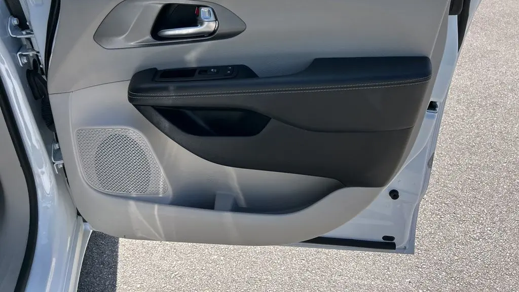 2024 Chrysler Pacifica Plug-In Hybrid Road Tripper