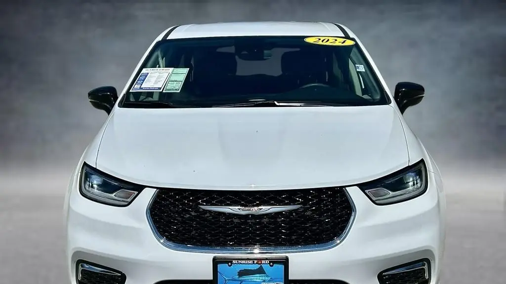 2024 Chrysler Pacifica Plug-In Hybrid Road Tripper