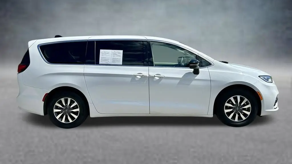 2024 Chrysler Pacifica Plug-In Hybrid Road Tripper