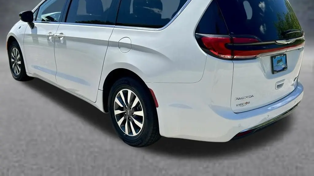 2024 Chrysler Pacifica Plug-In Hybrid Road Tripper