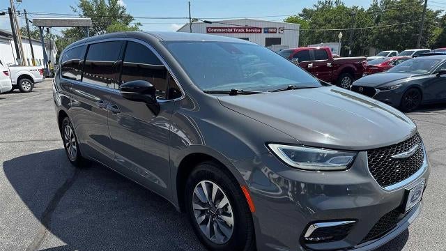 2025 Chrysler Pacifica Plug-In Hybrid Select