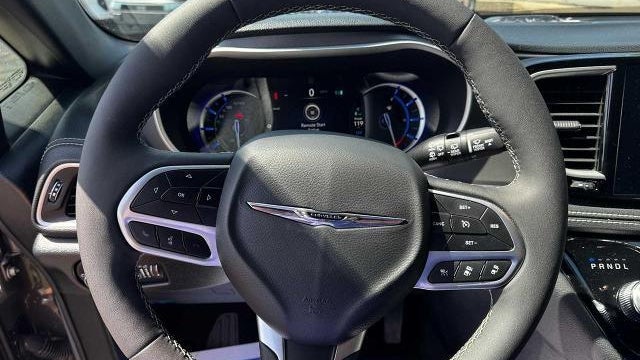 2025 Chrysler Pacifica Plug-In Hybrid Select