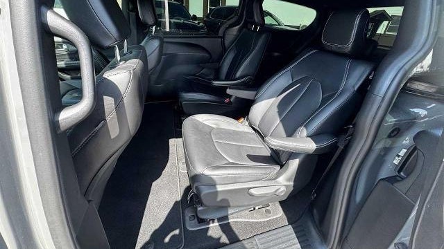 2025 Chrysler Pacifica Plug-In Hybrid Select