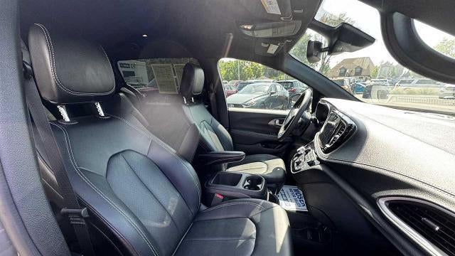 2025 Chrysler Pacifica Plug-In Hybrid Select
