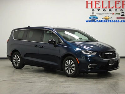 Photo of a 2025 Chrysler Pacifica Plug-In Hybrid Select 4DR Mini-Van for sale