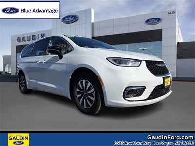 Photo of a 2024 Chrysler Pacifica Plug-In Hybrid Select 4DR Mini-Van for sale