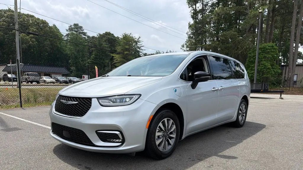 2024 Chrysler Pacifica Plug-In Hybrid Select