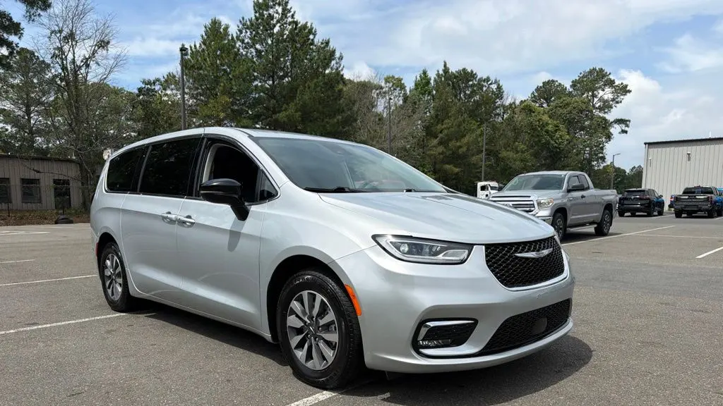 2024 Chrysler Pacifica Plug-In Hybrid Select