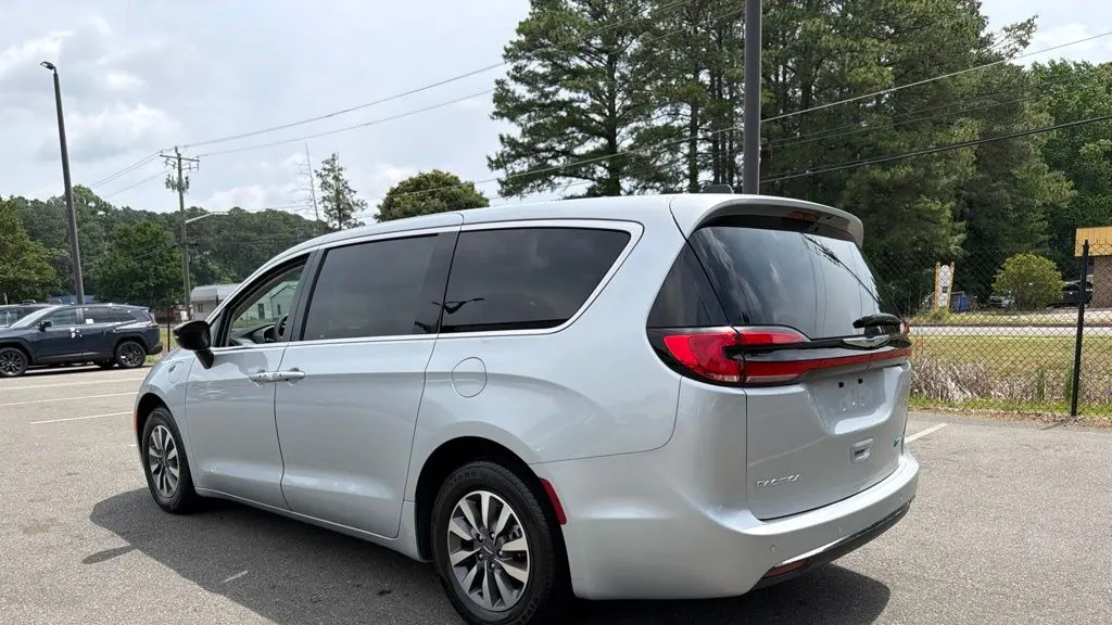 2024 Chrysler Pacifica Plug-In Hybrid Select