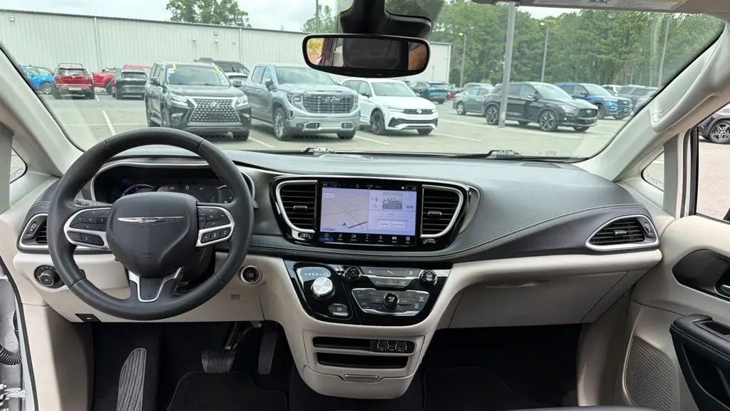 2024 Chrysler Pacifica Plug-In Hybrid Select
