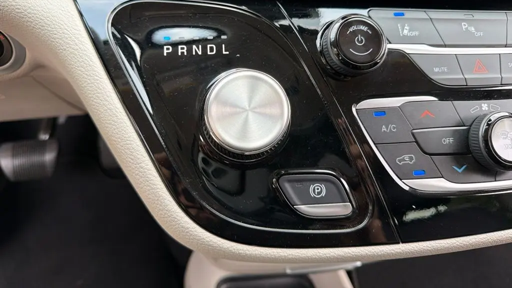 2024 Chrysler Pacifica Plug-In Hybrid Select