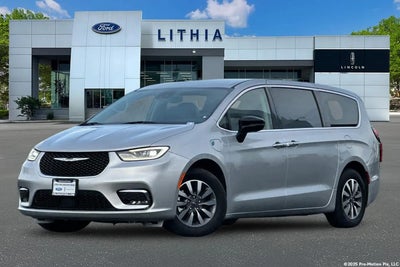 Photo of a 2024 Chrysler Pacifica Plug-In Hybrid Select 4DR Mini-Van for sale