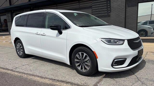 2024 Chrysler Pacifica Plug-In Hybrid Road Tripper