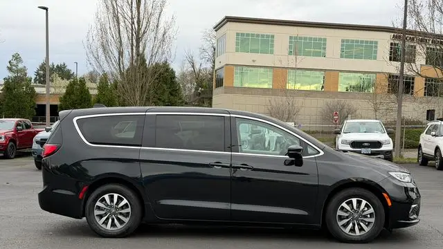 2024 Chrysler Pacifica Plug-In Hybrid S Appearance