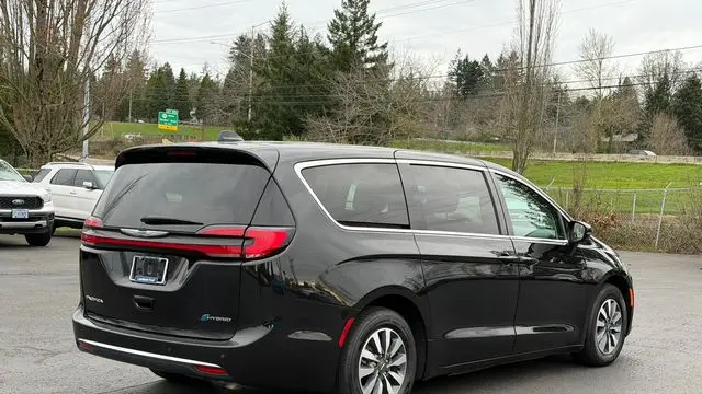 2024 Chrysler Pacifica Plug-In Hybrid S Appearance