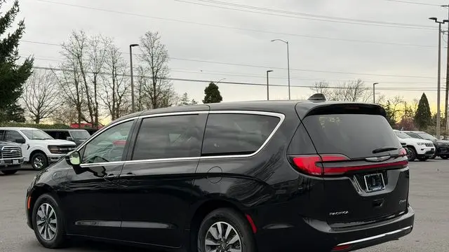 2024 Chrysler Pacifica Plug-In Hybrid S Appearance